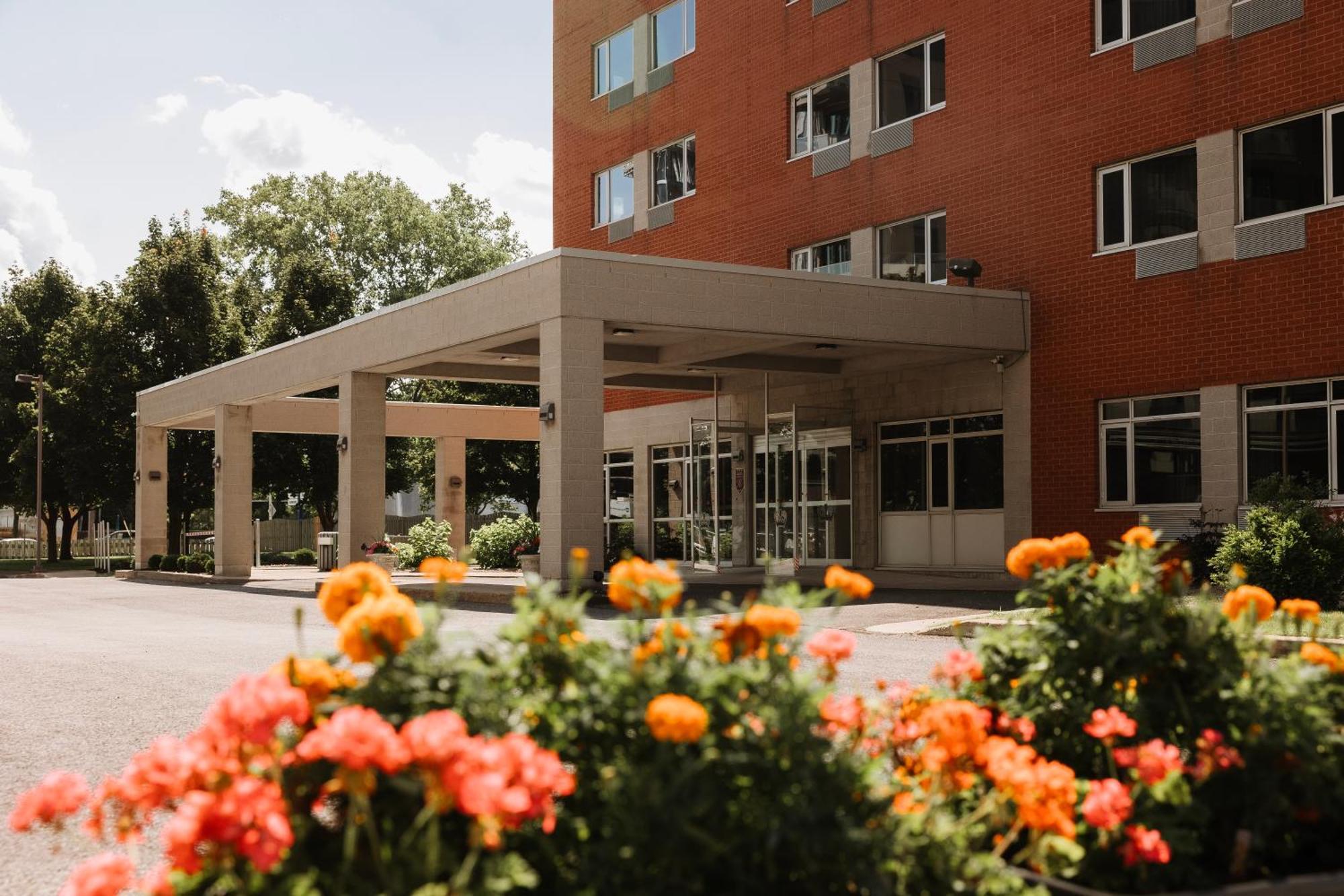 Le Dauphin Montreal-Longueuil Hotel Exterior photo